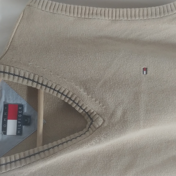 Tommy Hilfiger. Men's medium pull over vest. - Picture 4 of 4